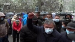 «Даже маски не выдали». Сотрудники неотложки вновь протестуют