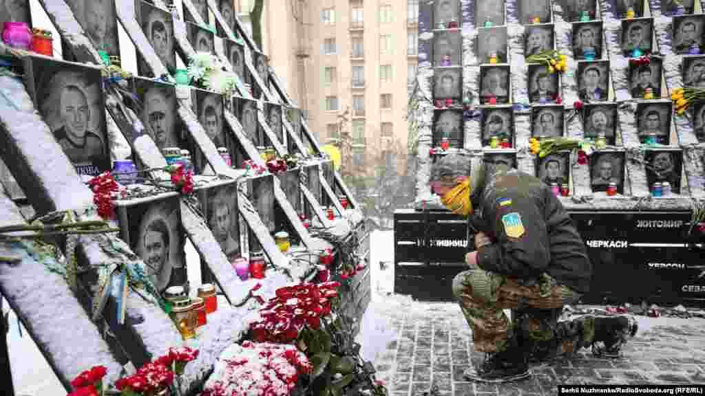 Зранку 18 лютого 2014 року протестувальники організували ходу до Верховної Ради України, яка отримала назву &laquo;Мирний наступ&raquo;. Громадяни вимагали від влади рішень для виходу з кризи і врегулювання ситуації в країні, насамперед обмеження повноважень президента України шляхом внесення змін до Конституції України