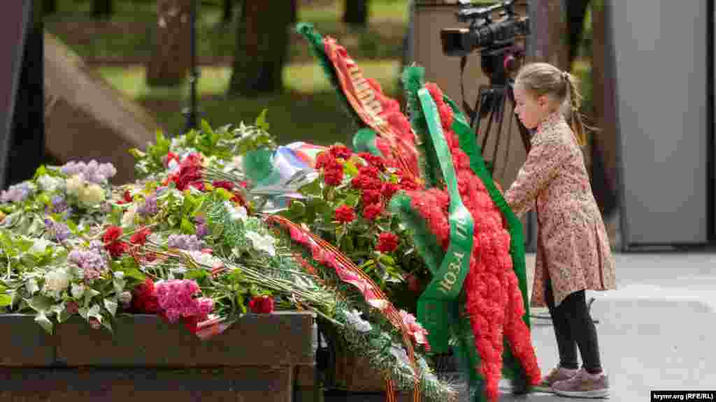 В анексованому Криму відзначили &laquo;День перемоги&raquo;. До Вічного вогню в Парку культури і відпочинку імені Гагаріна в Сімферополі поклали квіти. Серед відвідувачів парку &ndash; військові пенсіонери, ветерани Афганської війни, казаки, представники підконтрольної Кремлю влади Криму. При цьому не всі одягали медичні маски