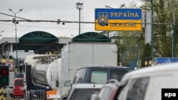 Автомобильная очередь на украинско-польской границе. Апрель 2017 года