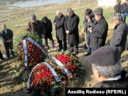 Yaxınları və dostları Rafiq Tağının məzarını ziyarət edir