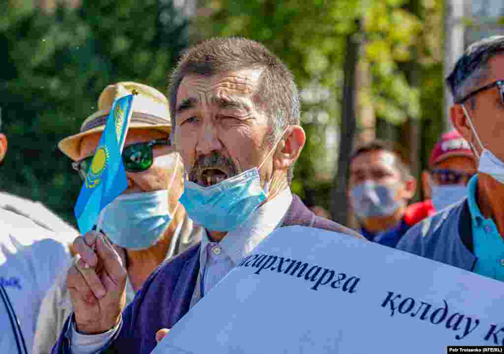 Алматыдағы митингіде сөйлеп тұрған белсенді.