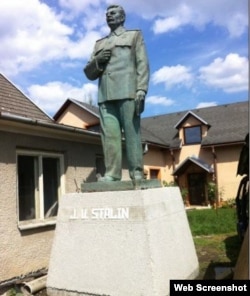 Словакиялық коллекционердің ауласында тұрған Сталиннің ескерткіші.