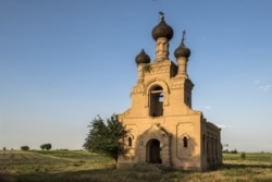 Ескі шіркеудің қасбеті. Дербісек ауылы, Сарыағаш ауданы, Түркістан облысы. 5 маусым 2020 жыл.