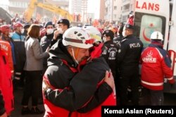 Сегодня спасатели вытащили из-под завалов девочку четырех лет. Девочка выжила, хотя была истощена. Спасатели плачут от радости. Измир, 3 ноября 2020 года.