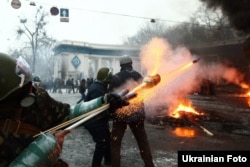 Шерушілер полицияға от лақтырып жатыр. Киев, 22 қаңтар 2014 жыл.