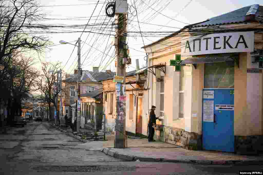 Удалось найти и аптеку, едва ли не единственную в этой части города. Но за то круглосуточная