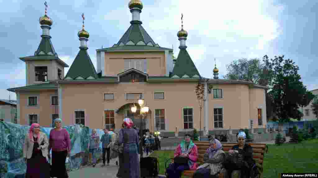 Казанскую икону Божией Матери привезли в Софийский собор Иверско-Серафимского женского монастыря, где она будет находиться большую часть времени пребывания в Казахстане. 3 июня икона вернётся в Казань. Обычно такие православные реликвии встречают в этом соборе, так как он имеет довольно просторную огороженную территорию и расположен недалеко от центра города Алматы. Софийский собор находится в километре к северо-востоку от кондитерской фабрики &laquo;Рахат&raquo;.&nbsp;