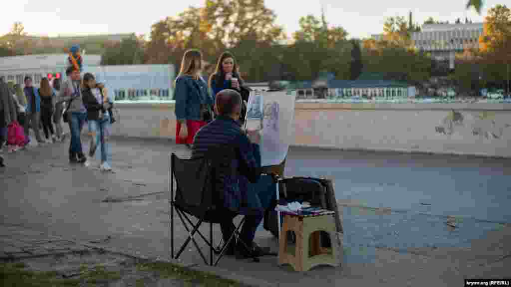 К вечеру в центр города стягиваются парочки и семьи с детьми. Погода позволяет гулять аж до самой ночи