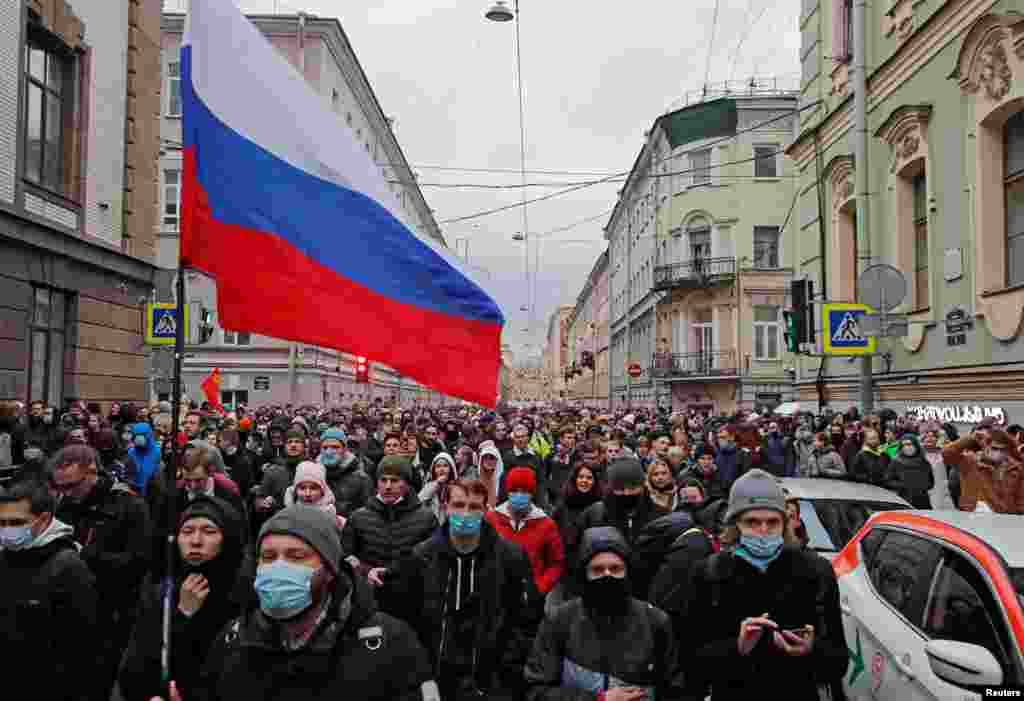 Хода учасників акції в підтримку Олексія Навального в центрі Санкт-Петербурга