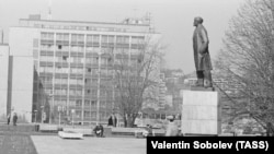 Памятник основателю Советского Союза Владимиру Ленину в пражском районе Дейвице сфотографирован в 1981 году.<br />
<br />
Статую открыли в 1972 году, а снесли ее в 1990 году после Бархатной революции 1989 года, свергшей коммунистическое правление в тогдашней Чехословакии. Основа статуи в форме трамплина была популярна среди скейтбордистов, пока ее не убрали в 2007 году, а пространство не засеяли травой