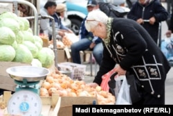 Алматыдағы базарлардың бірінде сатып алушы көкөніс алып жатыр. Көрнекі сурет.