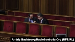 Петр Порошенко (оң жақта) парламентте отыр. Киев, 13 қараша 2013 жыл.