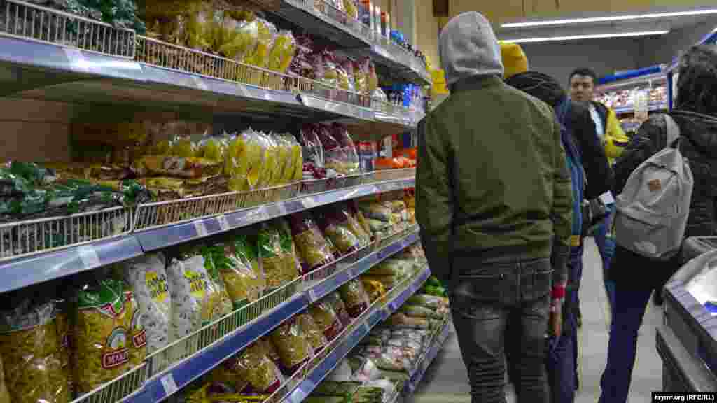 Полиці з продуктами в одному з супермаркетів Ялти