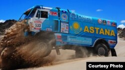 Грузовик казахстанской команды Astana Motorsports на трассе ралли «Дакар» в 2015 году. 