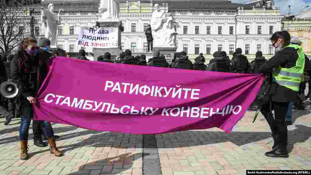 Стамбульська конвенція &ndash; міжнародний документ про запобігання насильства проти жінок, який Україна підписала однією з перших ще у 2011-му, але спроби її ратифікації наштовхуються на сильний опір церкви і частини парламенту. Водночас пандемія лише загострила проблему: в Україні повідомлення про випадки насильства у першій половині 2020-го почастішали на 40%