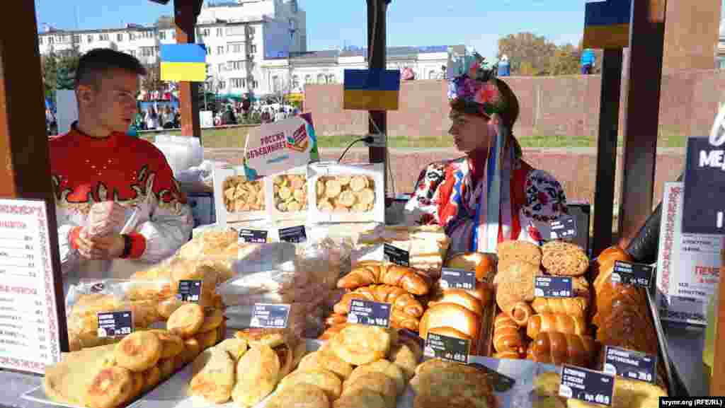 Симферополь. На площади Ленина организовали ярмарку народных ремесел, фестиваль корейской, татарской, украинской, русской национальной кухни