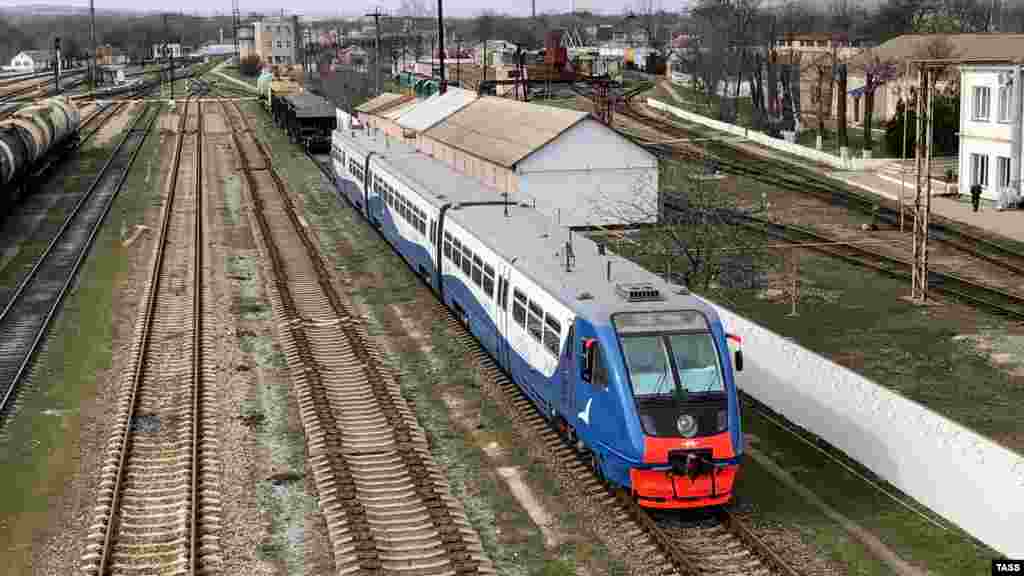 З Керчі в анексованому Криму в Анапу в Краснодарському краї сусідньої Росії запустили &laquo;приміське&raquo; залізничне сполучення. Перевезеннями займається &laquo;Південна приміська пасажирська компанія&raquo; (&laquo;дочка&raquo; російської компанії &laquo;Гранд Сервіс Експрес&raquo;)