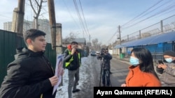 Алматы әкімдігінің өкілі “акция заңсыз, тоқтатыңыз” деп екі рет ескерту жасады. 1 ақпан 2021 жыл.