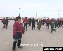 Люди в рабочих спецовках на площади в Жанаозене. 16 декабря 2011 года. Скриншот с видеопортала Стан.кз.