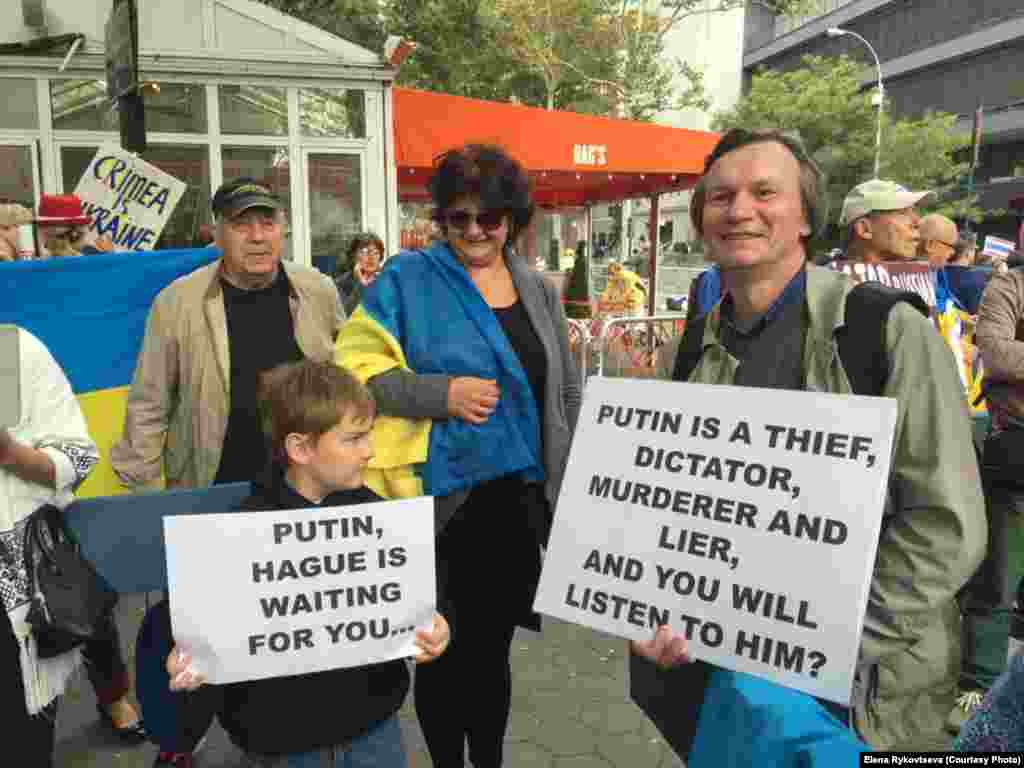 Один из лозунгов протестов: Putin to trial (&quot;Путина под суд!&quot;).