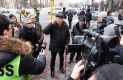 Гражданский активист Нурлан Боланбаев выступает перед журналистами. Алматы, 22 февраля 2020 года.