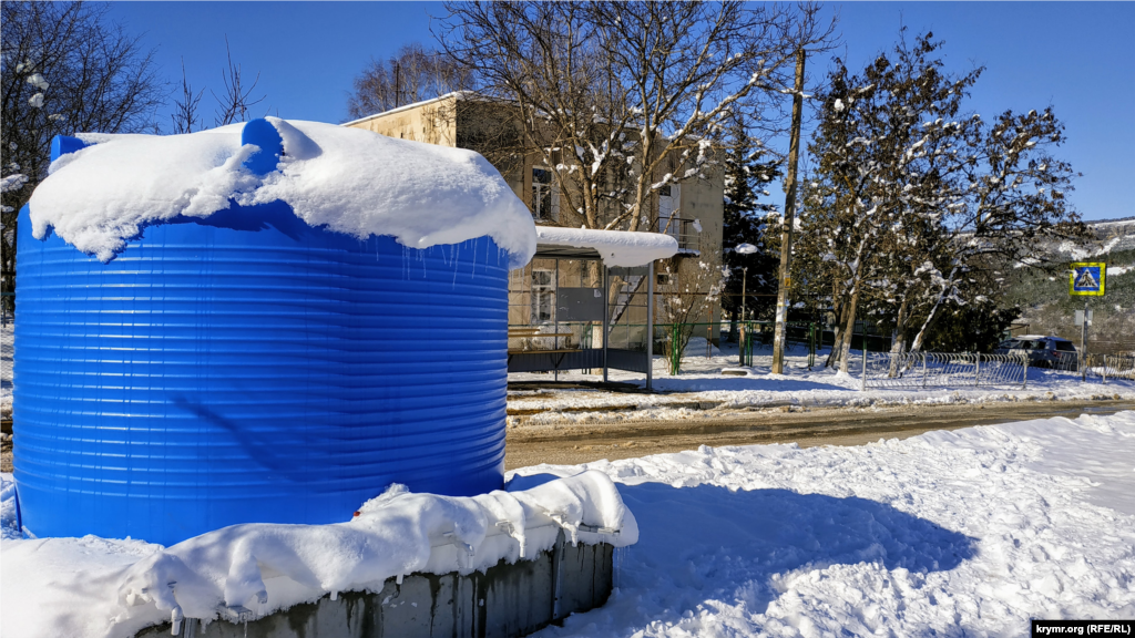 Синяя емкость с технической водой до наступления холодов была предназначена для жителей многоквартирного дома&nbsp;