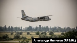 Ан-26 над аэродромом в Николаеве, 12 июля 2018 года