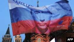 Изображение Владимира Путина на российском флаге. Иллюстративное фото.