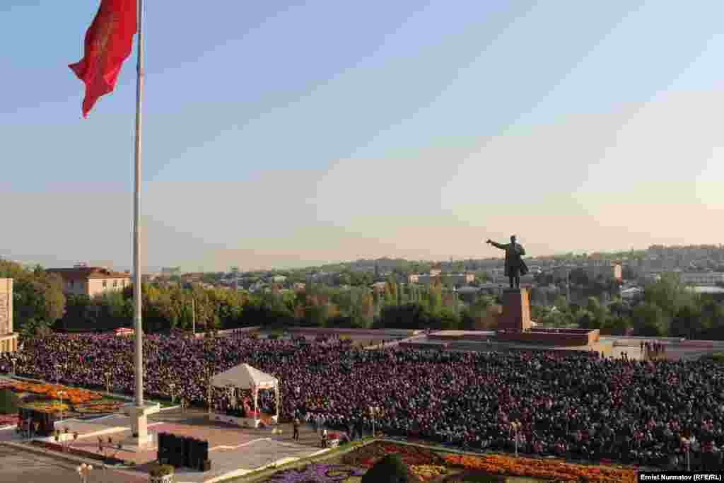 На фото - праздничный намаз на главной площади в городе Ош, Кыргызстан