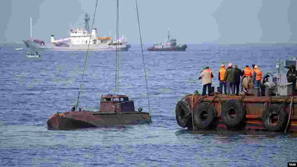 Водолазні фахівці підняли з морського дна корпус катера, що зберігся, незважаючи на тривале перебування в морській воді