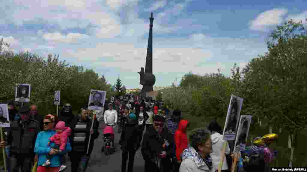 Участники шествия у памятника &laquo;Отан қорғаушылар&raquo; (Защитники Отечества). Астана, 9 мая 2016 года.