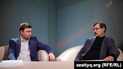 Ведущий программы AzattyqLIVE Вячеслав Половинко (слева) и правозащитник Евгений Жовтис. Алматы, 4 мая 2016 года.