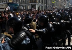 Полиция блокирует улицу во время митинга в центре Москвы, 27 июля 2019 года