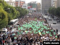 Сотни тысяч иранцев протестуют против результатов выборов президента в 2009 году.