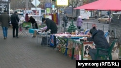 Торговые лотки в районе остановки «Московский рынок» на пр. Генерала Острякова в Севастополе, 21 декабря 2017 года