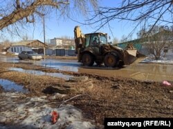 На этом отрезке улицы Жаксыгулова в прошлом году был ремонт. Уральск, Западно-Казахстанская область, 31 марта 2021 года.