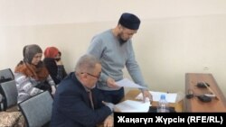 Житель города Актобе Кайрат Жармагамбет выступает в суде. Актобе, 22 января 2018 года.