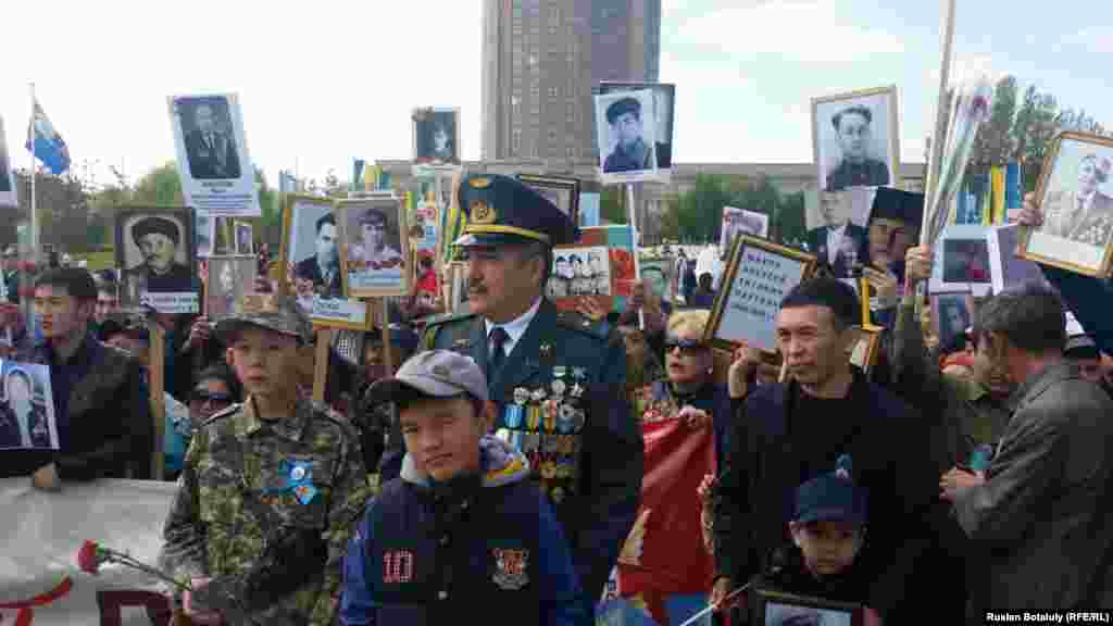 Участники шествия &laquo;Бессмертный полк&raquo; в Астане держат потреты участников Второй мировой войны.&nbsp;