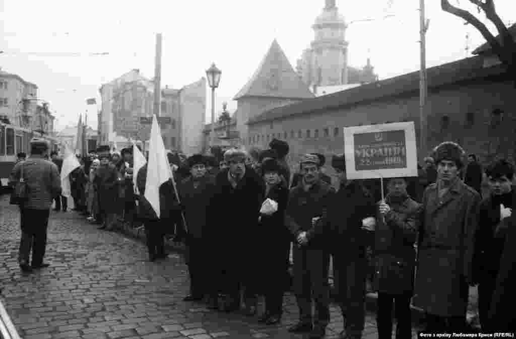 Львів.&nbsp;&laquo;Живий ланцюг&raquo; простягався на близько 700 кілометрів. Щільність &laquo;ланцюга&raquo; була неоднорідною &ndash; від кількох рядів у центрі Львова до інтервалу в десятки метрів у деяких районах Київщини та Житомирщини. Передбачаючи таку ситуацію, штаб акції скеровував у такі місця автобуси з активістами зі Львова й Івано-Франківщини. Фінансування акції не склало для її організаторів надзвичайних проблем завдяки ентузіазму активістів: пальне для автотранспорту учасники акції забезпечували власним коштом