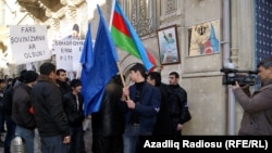 Бакинские активисты проводят акцию протеста у посольства Ирана, требуя "невмешательства Ирана во внутренние дела Азербайджана".