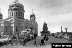 Вид на памятник и храм с набережной Москвы-реки.