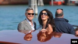 George Clooney gəlin Amal Alamuddin ilə Venesiyaya toy mərasiminə gələrkən