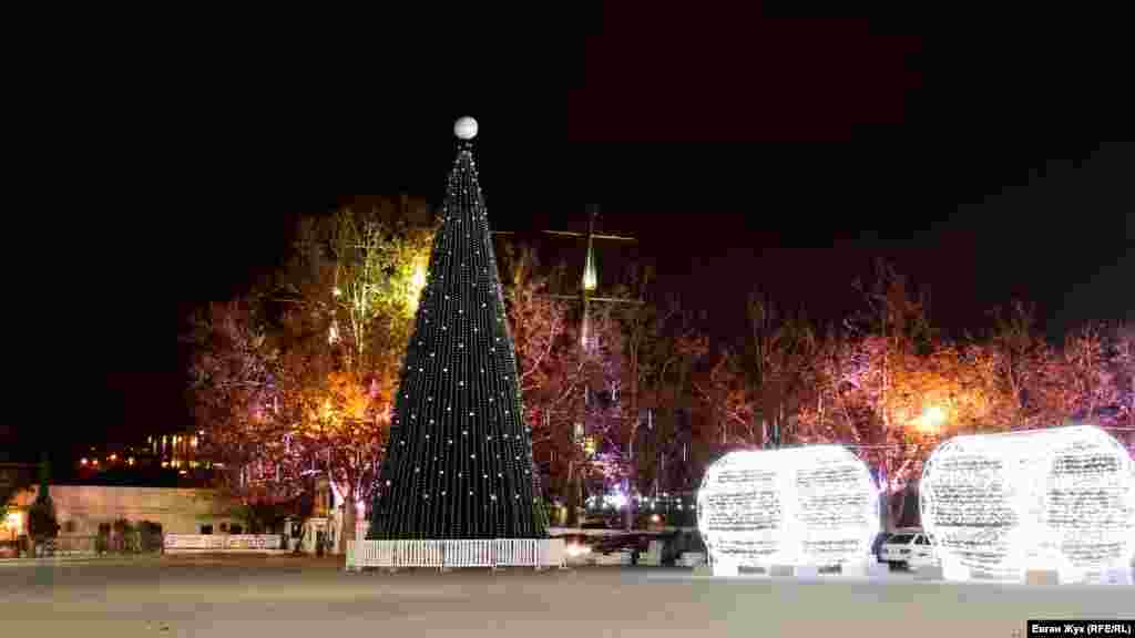 Главная елка Севастополя установлена на площади Нахимова