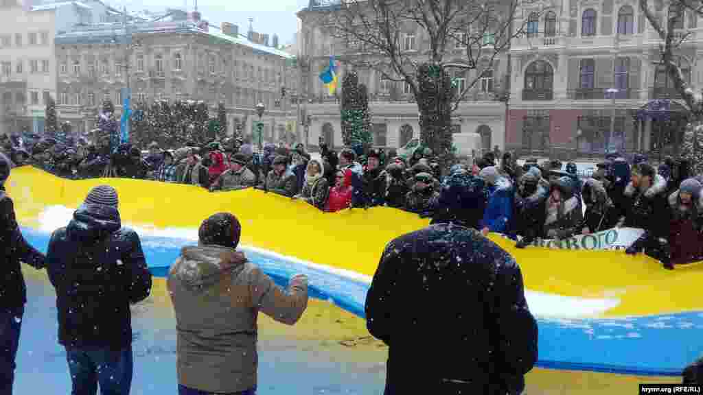 Во Львове около сотни переселенцев из Крыма и львовян собрались возле памятника Тарасу Шевченко на общественное вече &laquo;Нет &laquo;выборам&raquo; в Крыму!&raquo;