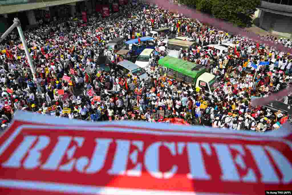 Протестувальники на демонстрації проти військового перевороту. Янгон, М&#39;янма, 22 лютого 2021 року