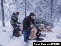 Болеслав Вавилов собирает дрова. Монастырь отапливается дровами.