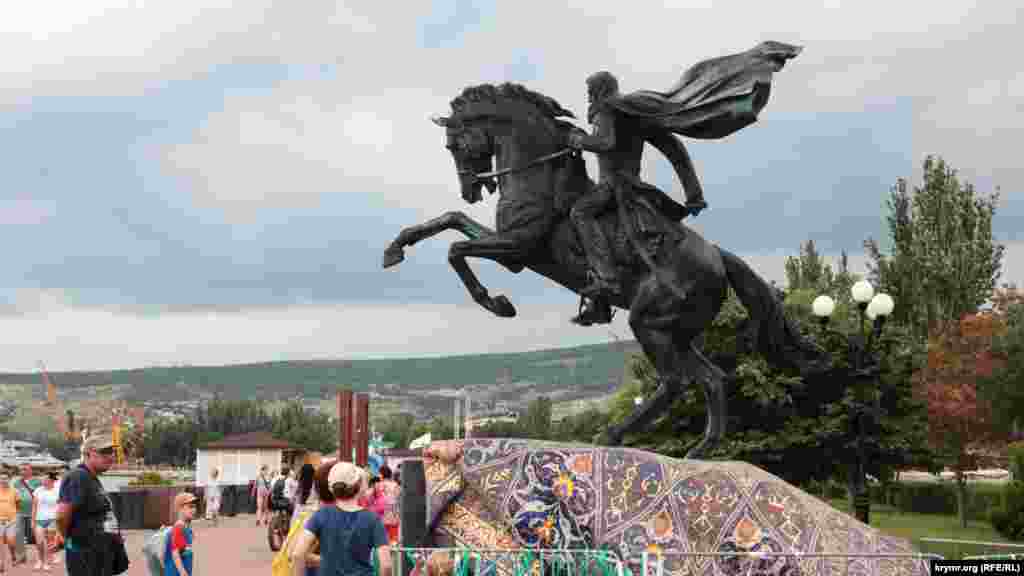 На недавно установленный памятник Петру Котляревскому просят не залезать