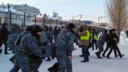 Полицейские задерживают участников антиправительственного шествия в День независимости. Нур-Султан, 16 декабря 2019 года.