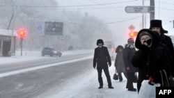 Жители Павлодара на автобусной стоянке. Иллюстративное фото.